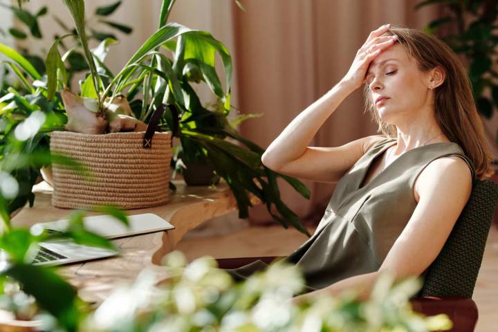 mujer con dolor de cabeza